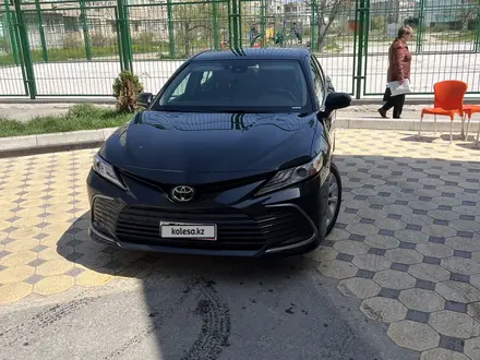 Toyota Camry 2023 года за 9 200 000 тг. в Актау