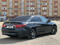 Toyota Camry 2015 года за 7 500 000 тг. в Актобе – фото 2