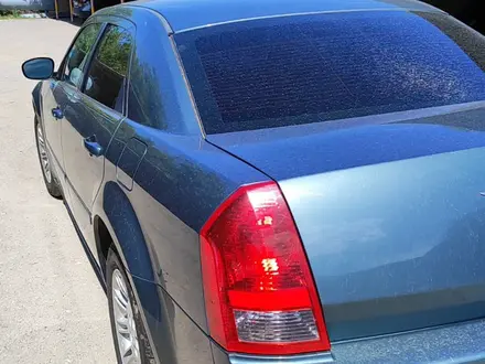 Chrysler 300C 2005 года за 4 500 000 тг. в Караганда – фото 3