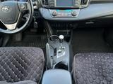 Toyota RAV4 2015 года за 10 500 000 тг. в Атырау – фото 4