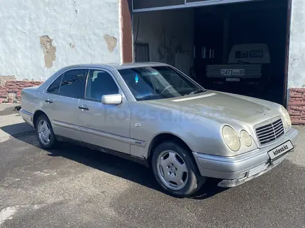 Mercedes-Benz E 230 1997 года за 2 000 000 тг. в Караганда – фото 2