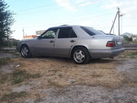 Mercedes-Benz E 220 1994 года за 2 900 000 тг. в Тараз – фото 5