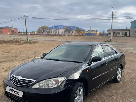 Toyota Camry 2003 года за 2 950 000 тг. в Атырау – фото 2