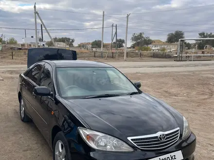 Toyota Camry 2003 года за 2 950 000 тг. в Атырау – фото 4