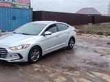 Hyundai Elantra 2017 года за 5 200 000 тг. в Уральск – фото 2