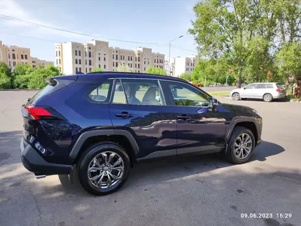 Toyota RAV4 2022 года за 19 200 000 тг. в Алматы – фото 2