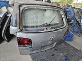 Крышка багажника на Volkswagen Touareg за 75 000 тг. в Шымкент