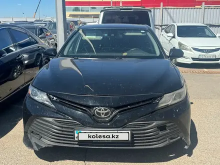 Toyota Camry 2020 года за 7 068 750 тг. в Астана – фото 2