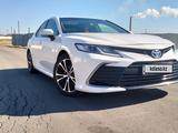 Toyota Camry 2022 года за 11 900 000 тг. в Жезказган