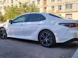 Toyota Camry 2022 года за 11 900 000 тг. в Жезказган – фото 2