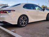 Toyota Camry 2022 года за 11 900 000 тг. в Жезказган – фото 3