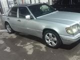Mercedes-Benz E 220 1993 года за 850 000 тг. в Алматы – фото 2