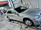 Mercedes-Benz C 180 2001 года за 2 500 000 тг. в Алматы – фото 2