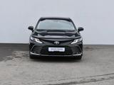 Toyota Camry 2023 года за 17 600 000 тг. в Атырау – фото 2