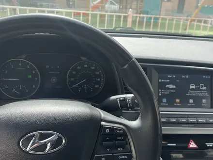 Hyundai Elantra 2018 года за 5 700 000 тг. в Актау – фото 4