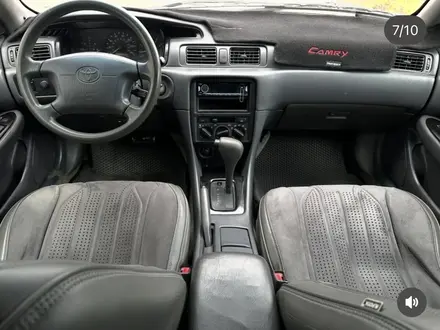 Toyota Camry 1998 года за 3 000 000 тг. в Актобе – фото 5