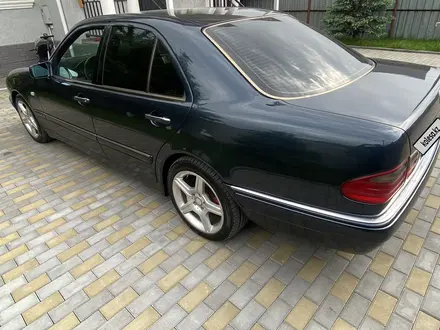 Mercedes-Benz E 320 1998 года за 3 050 000 тг. в Алматы – фото 2