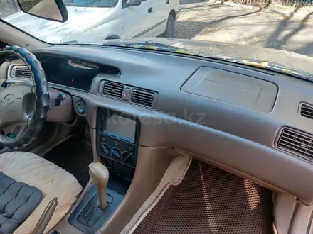 Toyota Camry 2000 года за 3 800 000 тг. в Алматы – фото 11