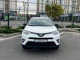 Toyota RAV4 2018 годаfor13 700 000 тг. в Тараз