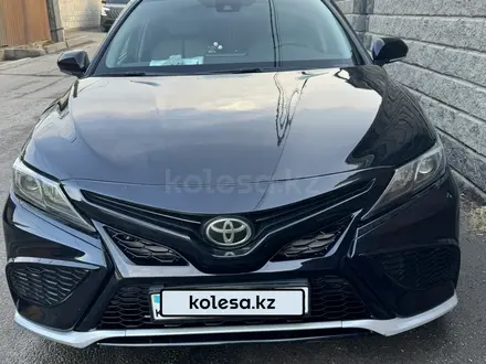Toyota Camry 2022 года за 11 000 000 тг. в Алматы
