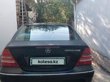 Mercedes-Benz C 200 2002 года за 2 000 000 тг. в Байконыр