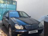 Mercedes-Benz C 200 2002 года за 2 000 000 тг. в Байконыр – фото 2