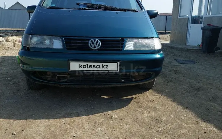 Volkswagen Sharan 1997 года за 850 000 тг. в Атырау