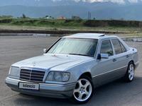 Mercedes-Benz E 220 1994 года за 2 900 000 тг. в Шымкент