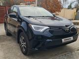 Toyota RAV4 2018 года за 9 200 000 тг. в Актобе – фото 5