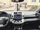 Toyota RAV4 2012 года за 8 000 000 тг. в Актобе – фото 2