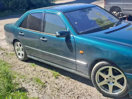 Mercedes-Benz E 280 1996 года за 1 850 000 тг. в Караганда – фото 2