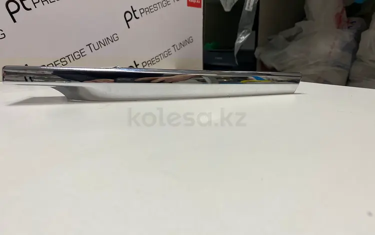 Хром на фонарь на Camry V55 Задний левый на багажник (RL) за 7 000 тг. в Астана