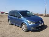 Volkswagen Touran 2010 года за 3 000 000 тг. в Семей – фото 2