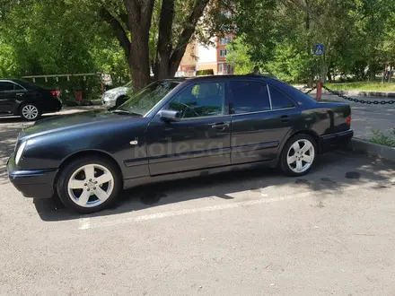 Mercedes-Benz E 320 1997 года за 2 500 000 тг. в Караганда – фото 4