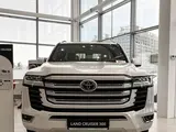 Toyota Land Cruiser Premium+ 2024 года за 65 270 000 тг. в Астана