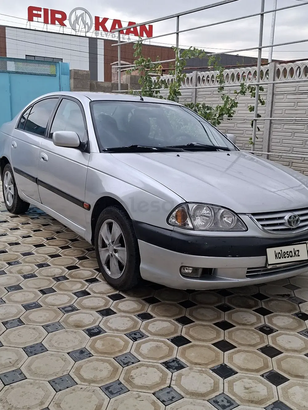Toyota Avensis, 2001