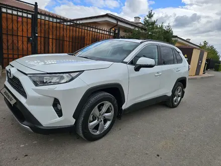 Toyota RAV4 2021 года за 16 300 000 тг. в Астана