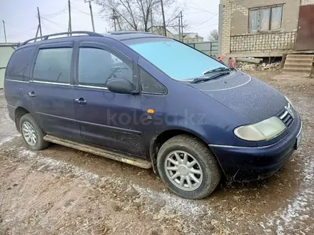 Volkswagen Sharan 1996 года за 2 600 000 тг. в Уральск – фото 2