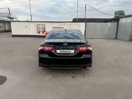 Toyota Camry 2018 года за 11 200 000 тг. в Алматы – фото 6