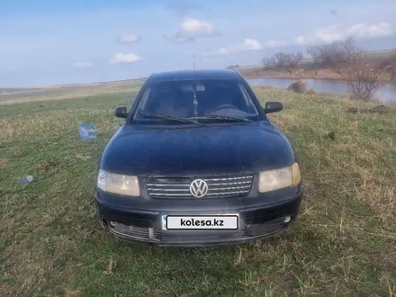 Volkswagen Passat 1997 года за 1 400 000 тг. в Уральск – фото 2