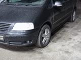 Volkswagen Sharan 2005 годаfor3 800 000 тг. в Актобе