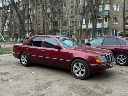 Mercedes-Benz E 220 1994 года за 1 900 000 тг. в Тараз