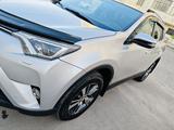Toyota RAV4 2018 годаfor14 500 000 тг. в Актау – фото 2