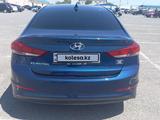 Hyundai Elantra 2018 года за 7 700 000 тг. в Атырау – фото 2