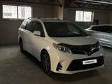 Toyota Sienna 2018 года за 15 000 000 тг. в Атырау