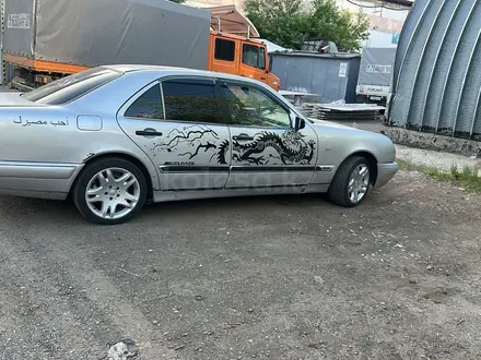 Mercedes-Benz E 230 1995 года за 2 300 000 тг. в Астана – фото 2