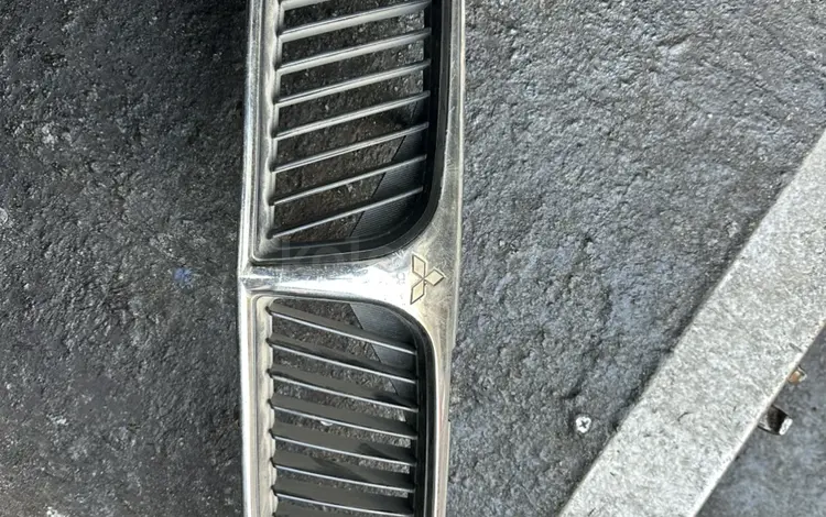Решотка радиатора Mitsubishi Diamante за 20 000 тг. в Алматы
