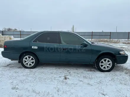 Toyota Camry 1997 года за 2 100 000 тг. в Актобе – фото 2