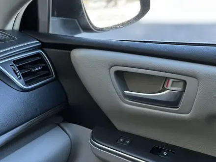 Toyota Camry 2015 года за 8 000 000 тг. в Актобе – фото 20