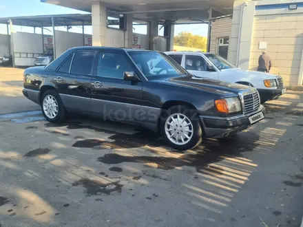 Mercedes-Benz E 260 1992 года за 2 400 000 тг. в Караганда